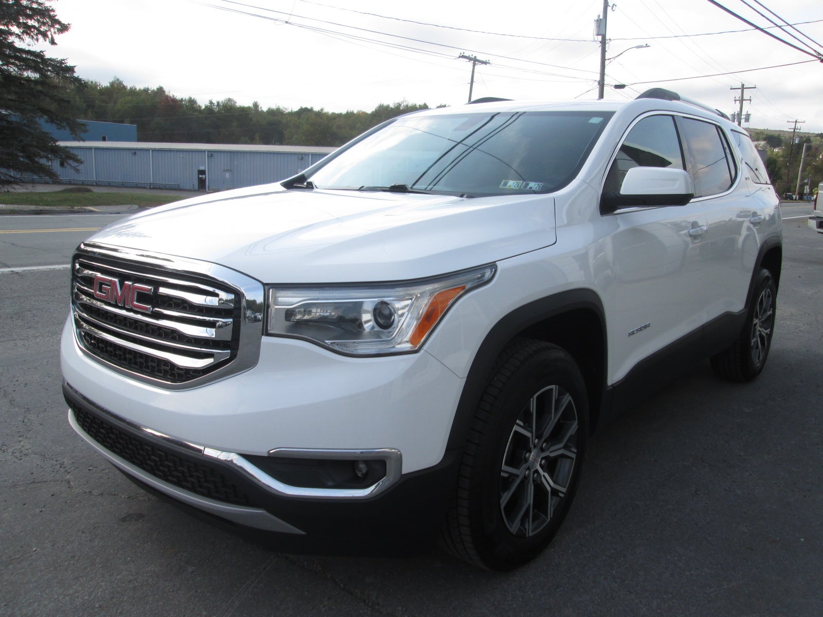 2018 GMC Acadia SLT in Summit White — front three-quarter view