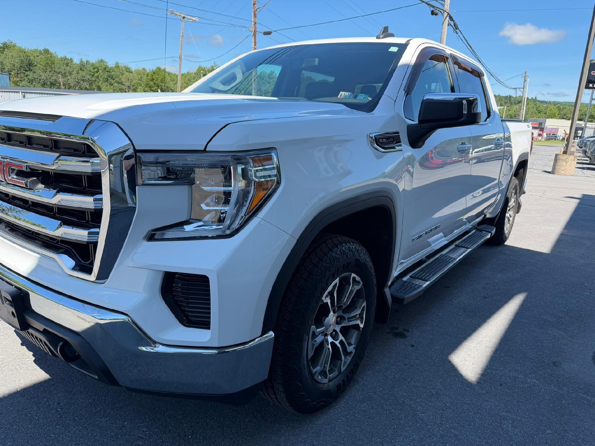 2019 GMC Sierra 1500 SLE in Summit White — front three-quarter view